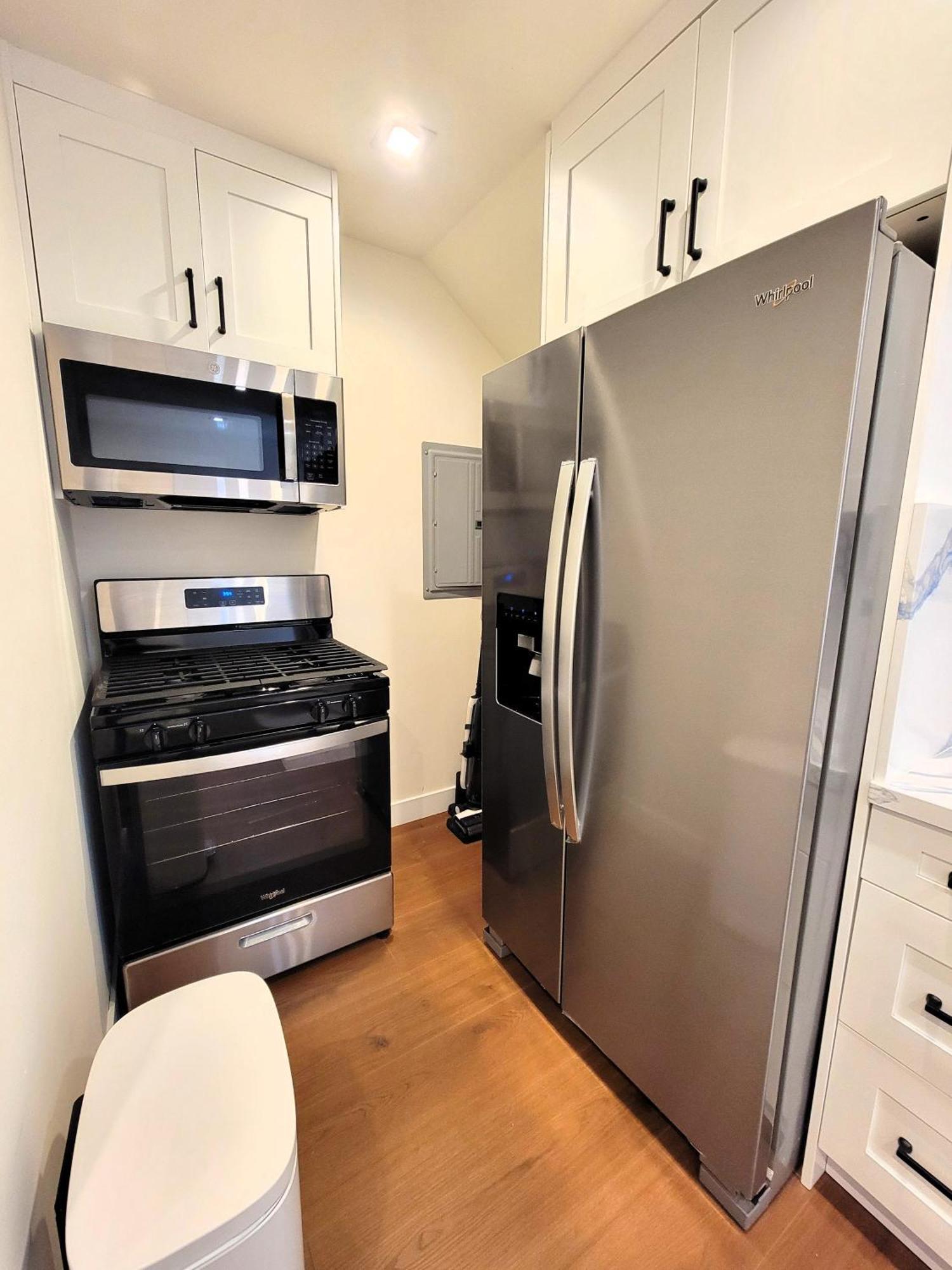 Apartment Newly Built Three Bedroom Close To Rodeo Drive Hollywood Downtown And Beaches Close To Attractions