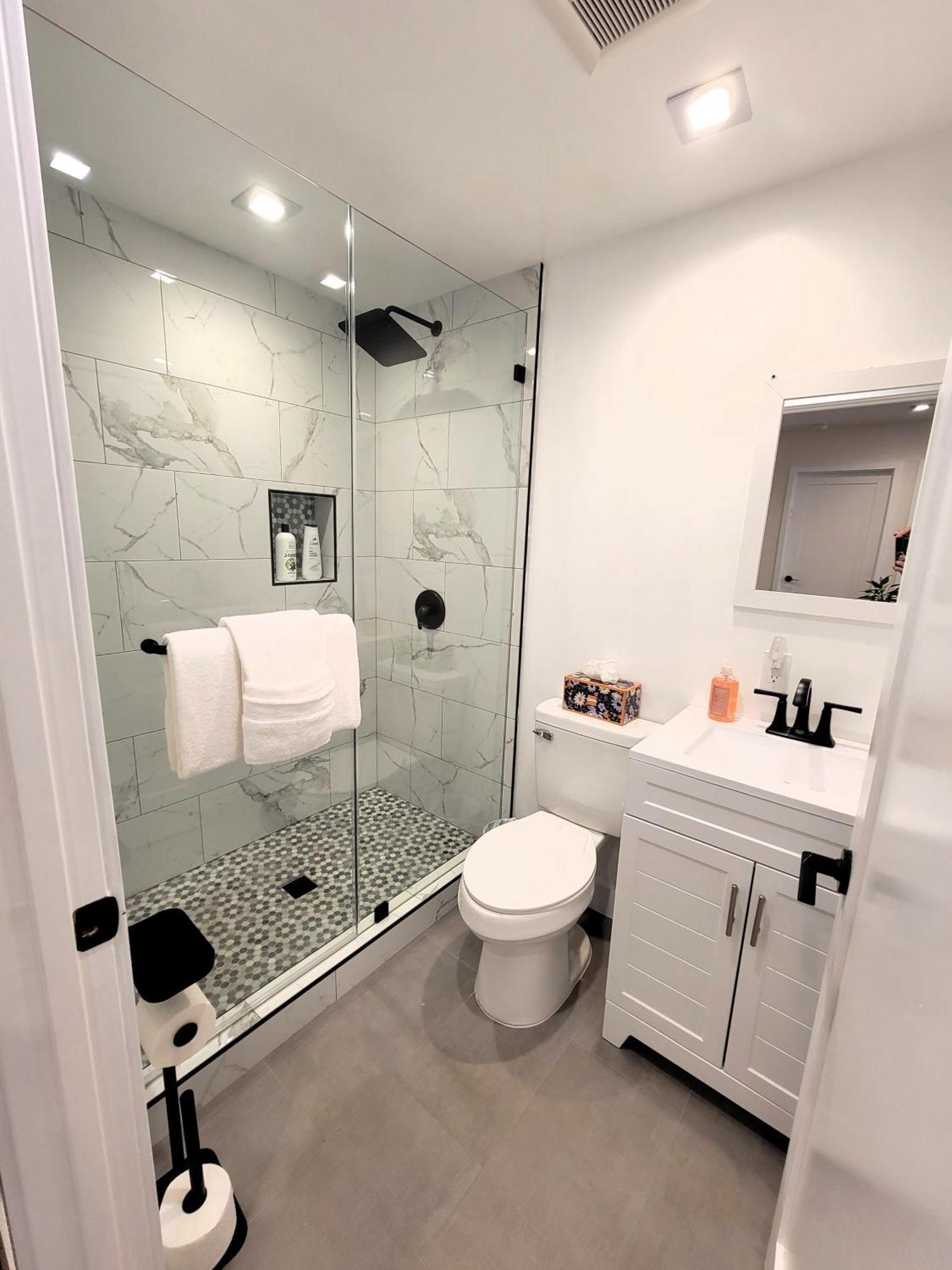 Apartment Newly Built Three Bedroom Close To Rodeo Drive Hollywood Downtown And Beaches Close To Attractions *