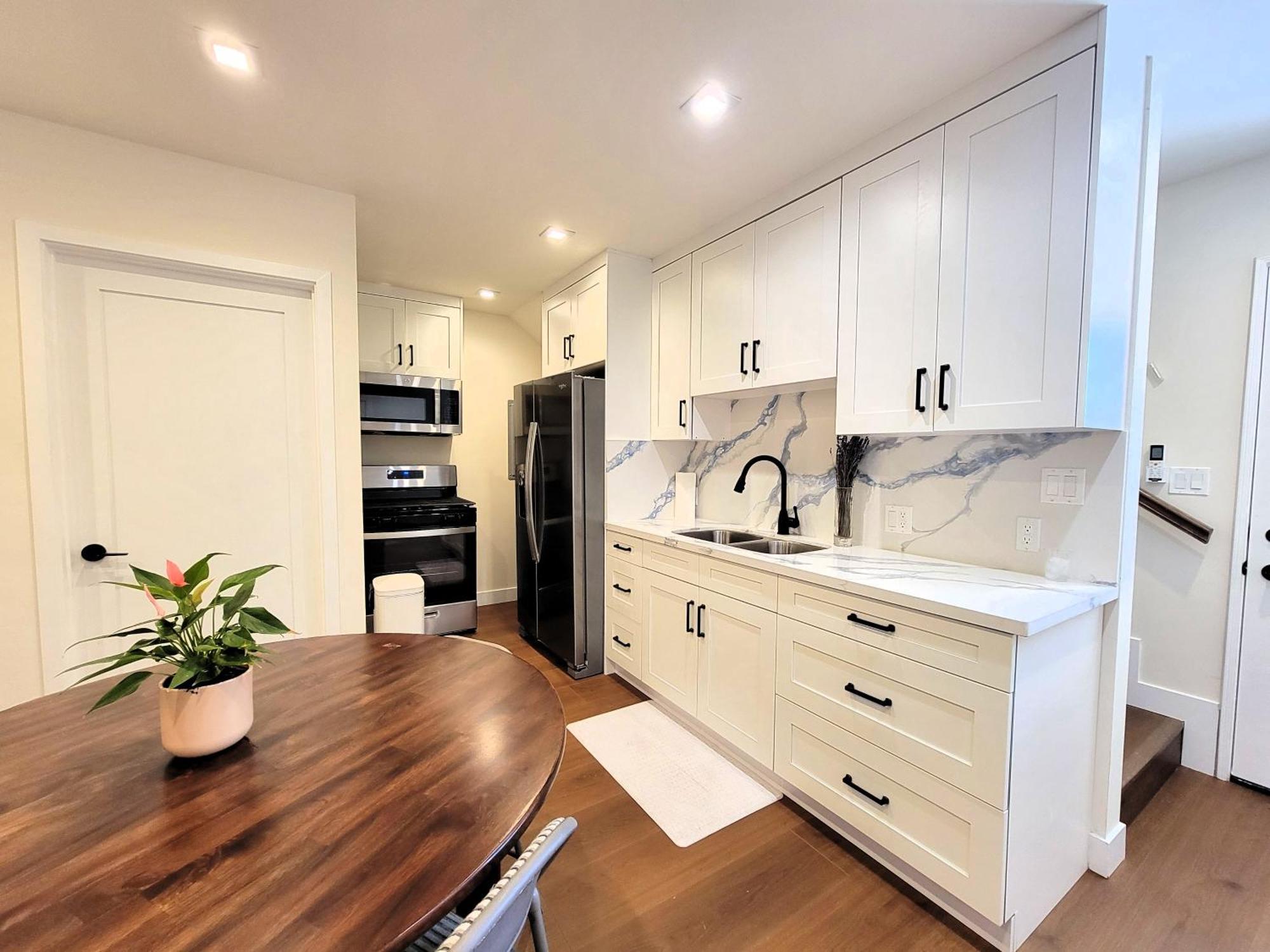 Newly Built Three Bedroom Close To Rodeo Drive Hollywood Downtown And Beaches Close To Attractions