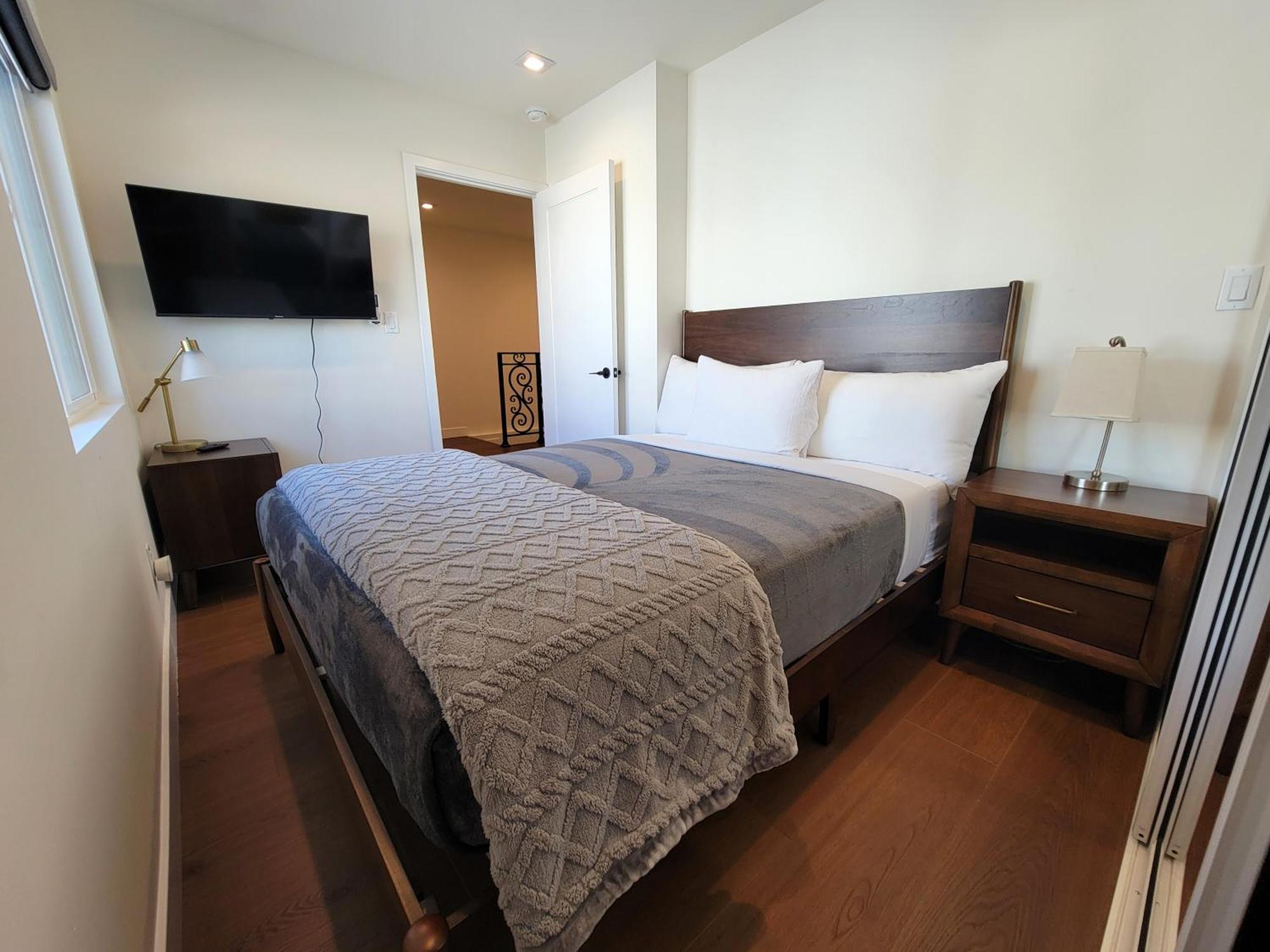 Newly Built Three Bedroom Close To Rodeo Drive Hollywood Downtown And Beaches Close To Attractions *
