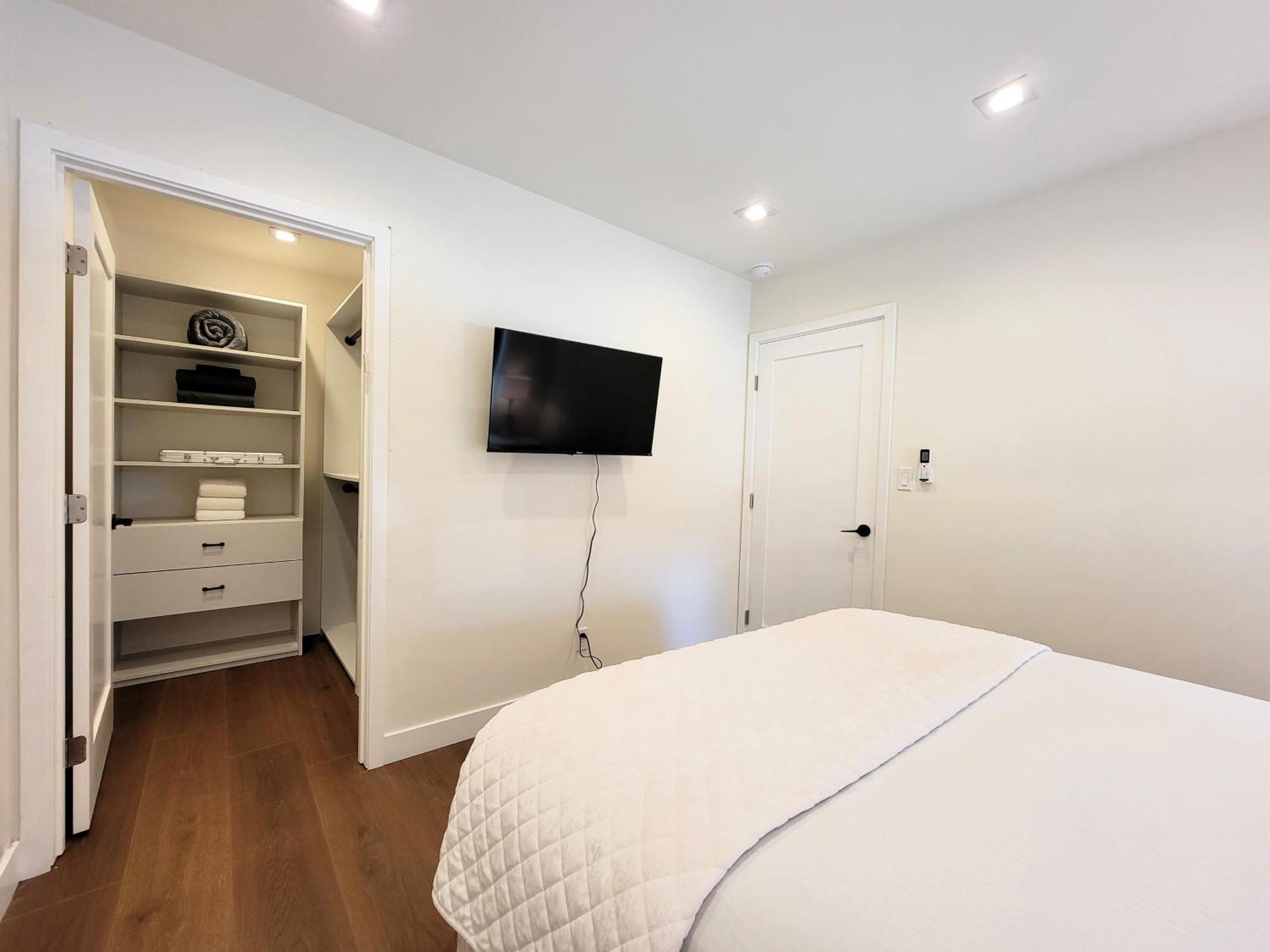 Newly Built Three Bedroom Close To Rodeo Drive Hollywood Downtown And Beaches Close To Attractions Apartment