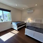Newly Built Three Bedroom Close To Rodeo Drive Hollywood Downtown And Beaches Close To Attractions