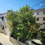 Newly Built Three Bedroom Close To Rodeo Drive Hollywood Downtown And Beaches Close To Attractions