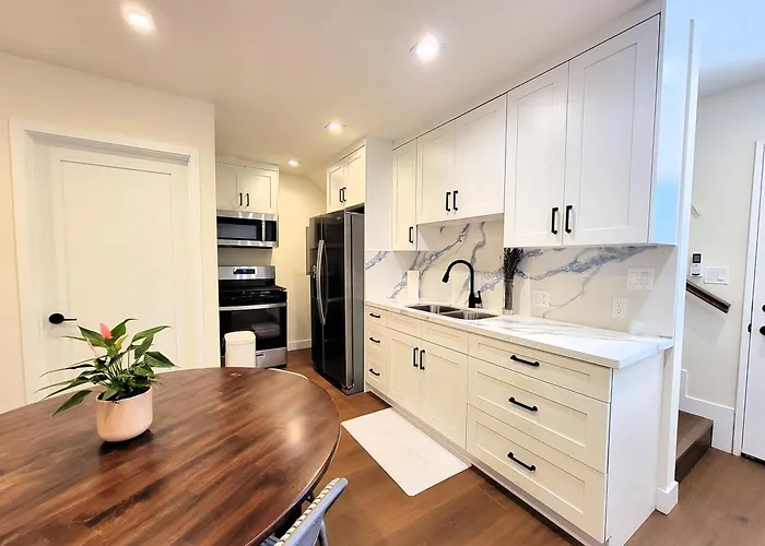 Newly Built Three Bedroom Close To Rodeo Drive Hollywood Downtown And Beaches Close To Attractions